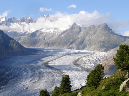 Aletsch . Ilgiausias ledynas Alpėse – 23 km . (source: wikipedia/commons)