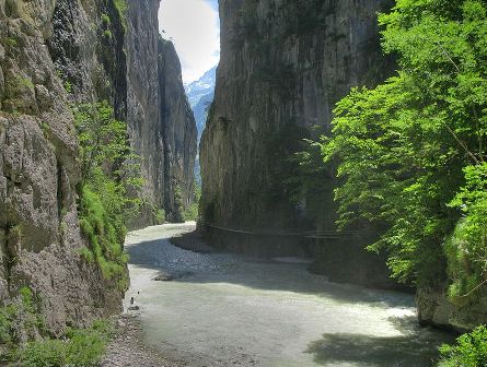 Meiringen - Gorge az Aare . Az Aare folyó szurdoka. . (source: wikipedia/commons)